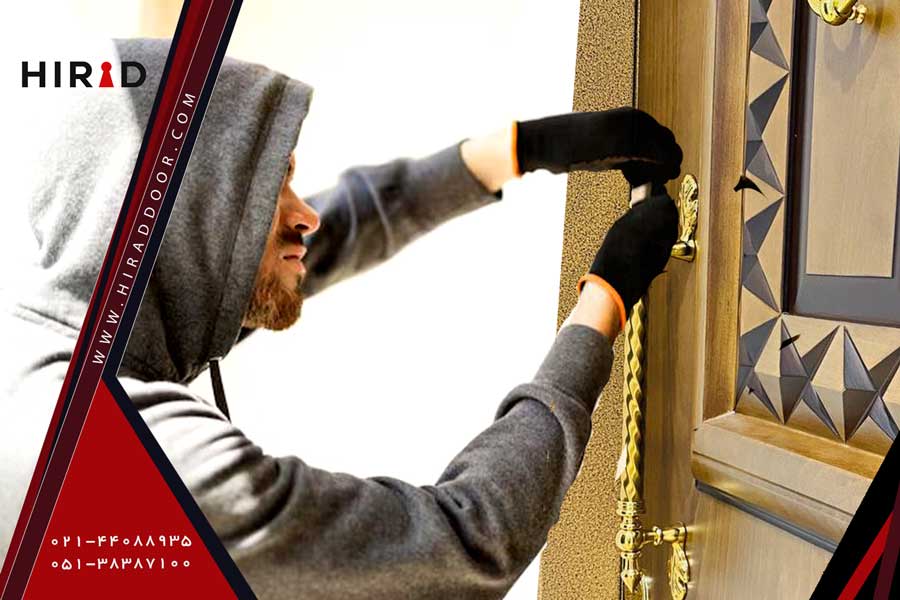 تصویری از تلاش نافرجام یک سارق برای باز کردن قفل درب ضد سرقت